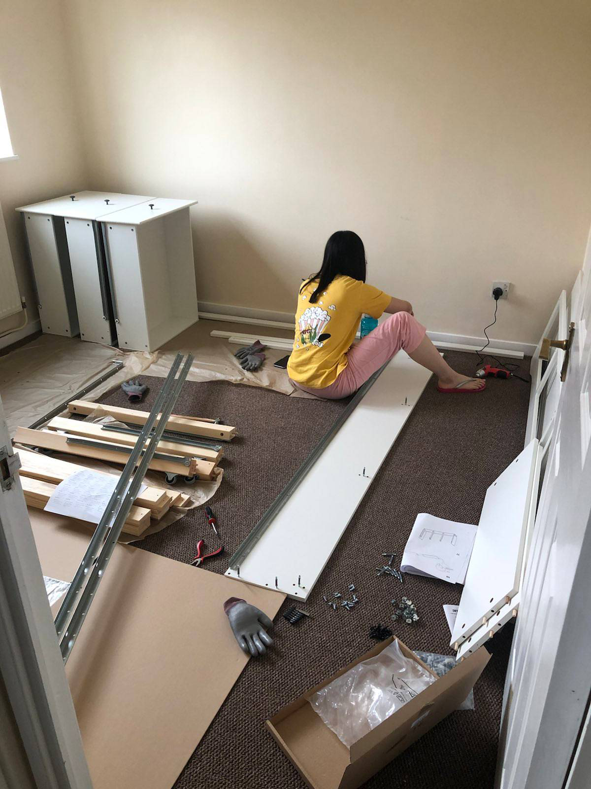 由於傢俬組件太多，砌了很久，老公叮嚀下次買傢俬，不要再買組件多的。